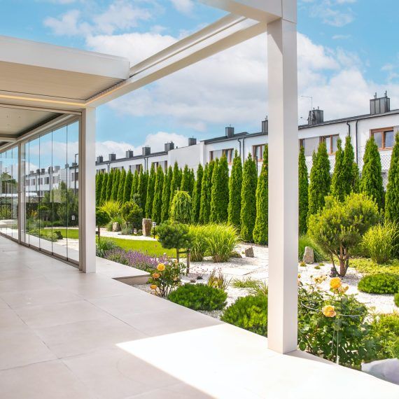Pergola premium w ogrodzie
